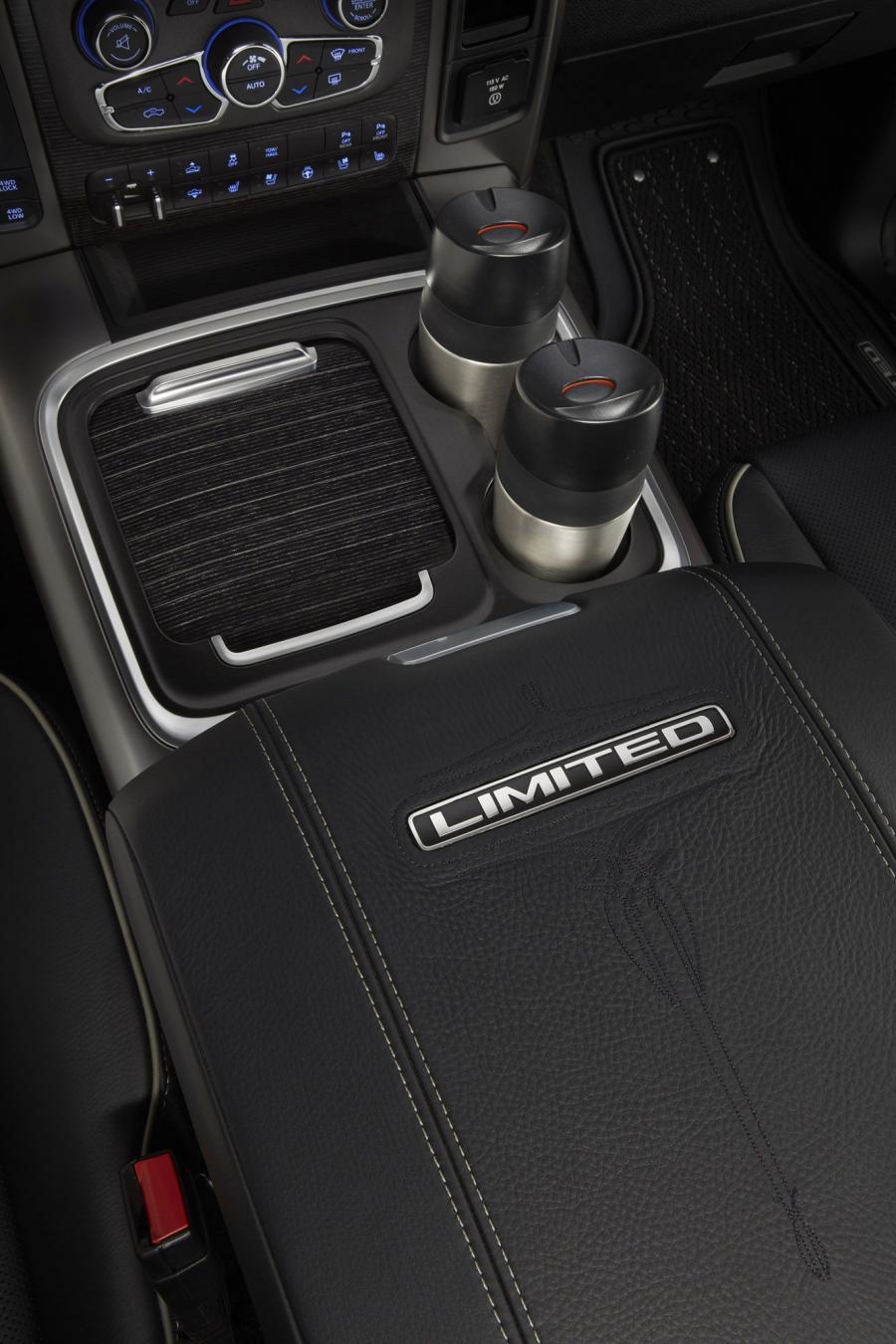 Детали интерьера Dodge Ram 1500 Laramie Limited Crew Cab 2015 года  (фото 22 из 46)